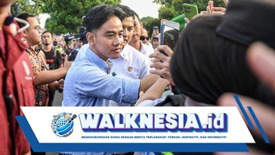 Di Tengah Hujan Gerimis, Gibran Bagikan Susu untuk Warga di Alun-alun Solo