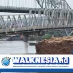Kapal Kayu Tabrak Jembatan Mahakam di Samarinda, Warga Panik