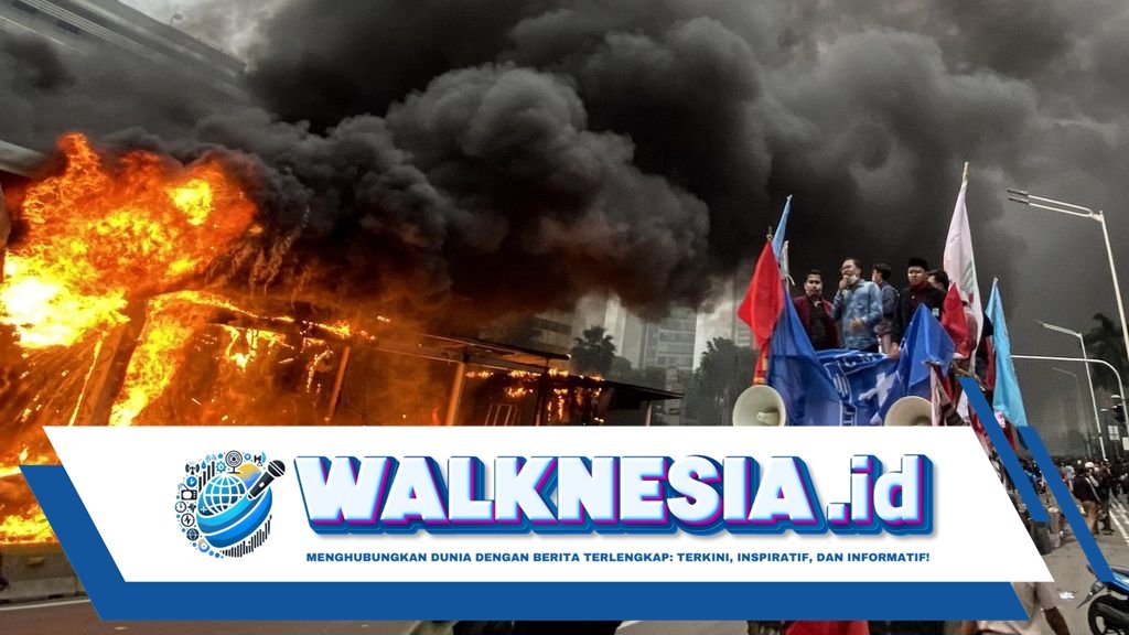 Kekacauan di Malam Hari: Barang Dibakar, Fasilitas Publik Hancur