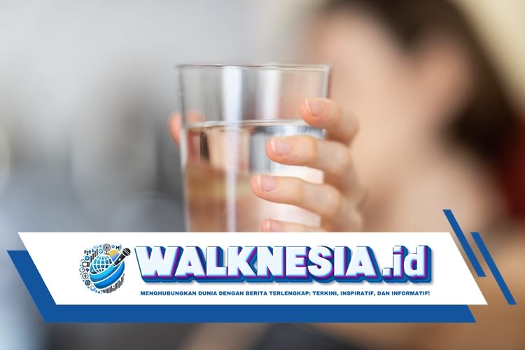 Dianjurkan Tetap Minum Air Putih 8 Gelas per Hari Saat Puasa, Bagaimana Caranya?