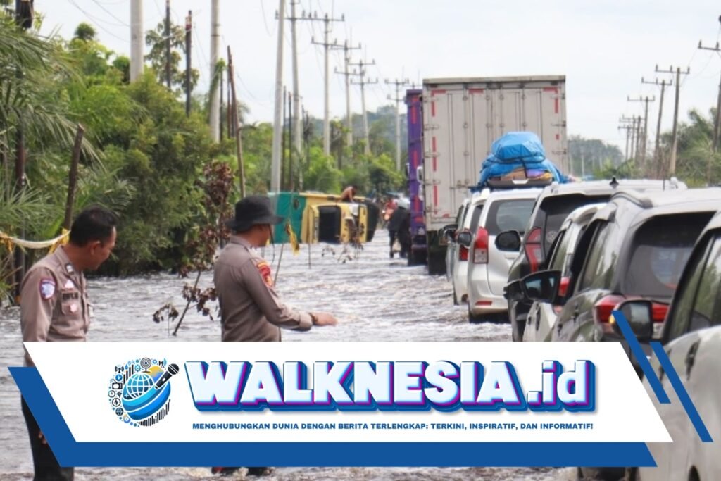 12 Kendaraan Terguling di Lokasi Banjir Jalan Lintas Sumatera Pelalawan