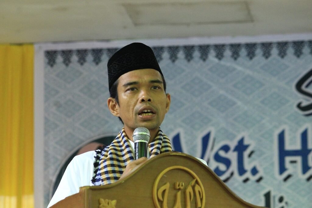 Baik, mari kita susun artikel informatif tentang fenomena ustadz viral.