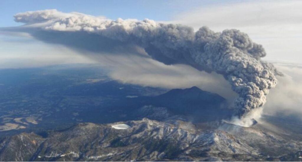 Gunung Meletus: Kekuatan Alam yang Mengagumkan dan Mematikan